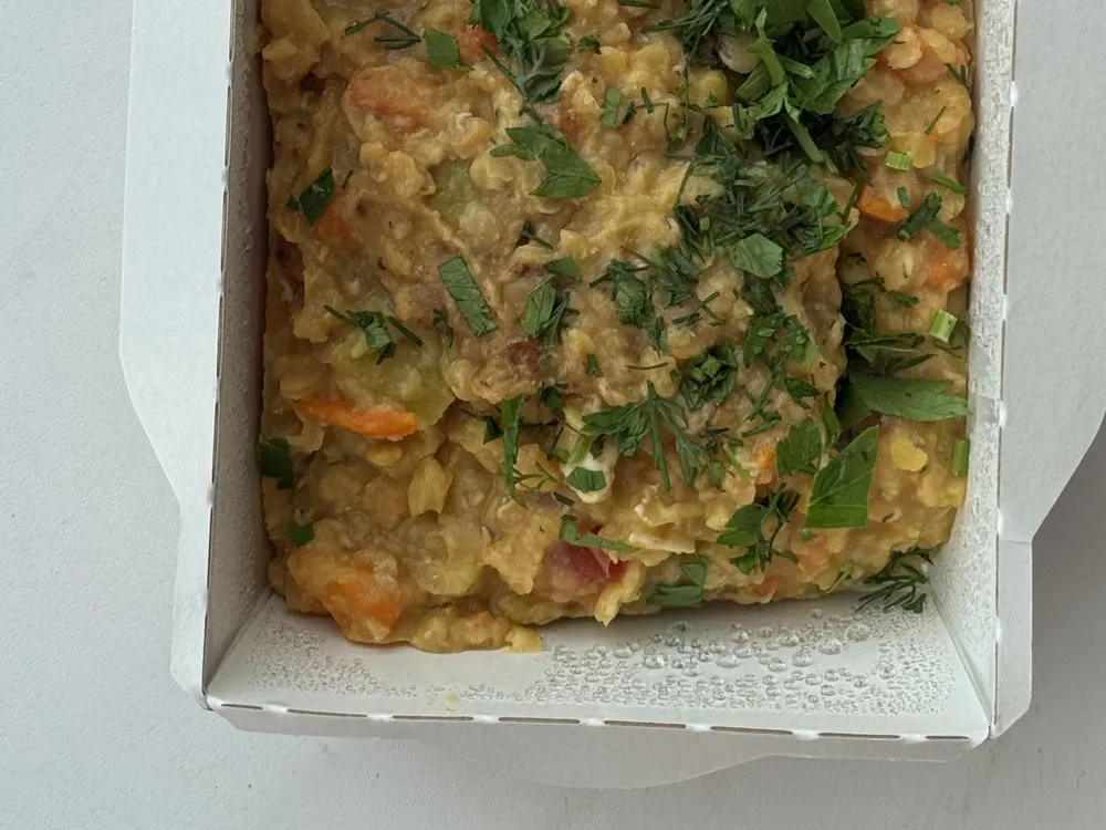 Красная чечевица с тушёными томатами и курицей