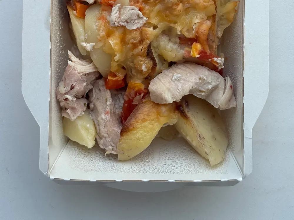 Картофельные дольки с курицей и сыром